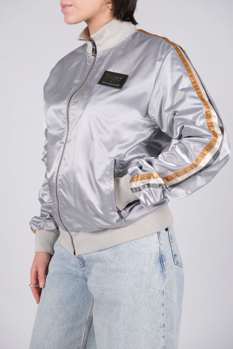 image 2 Атласная куртка серого цвета