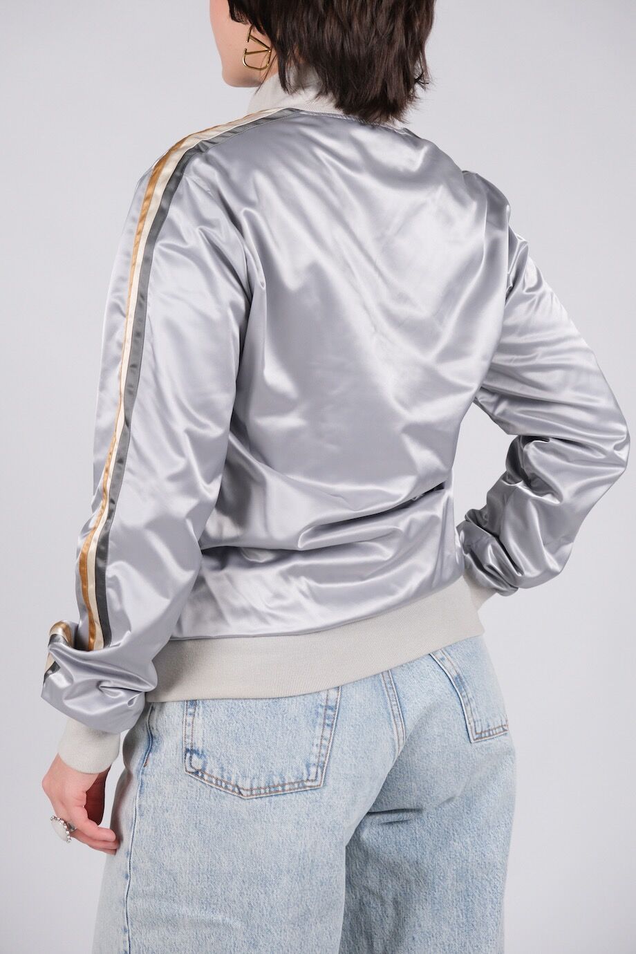 image 3 Атласная куртка серого цвета