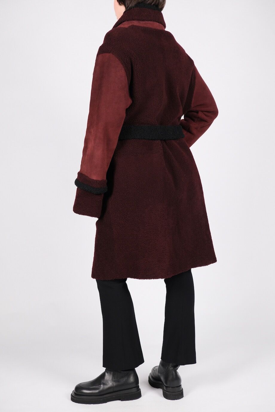 image 3 Дубленка бордового цвета с кушаком