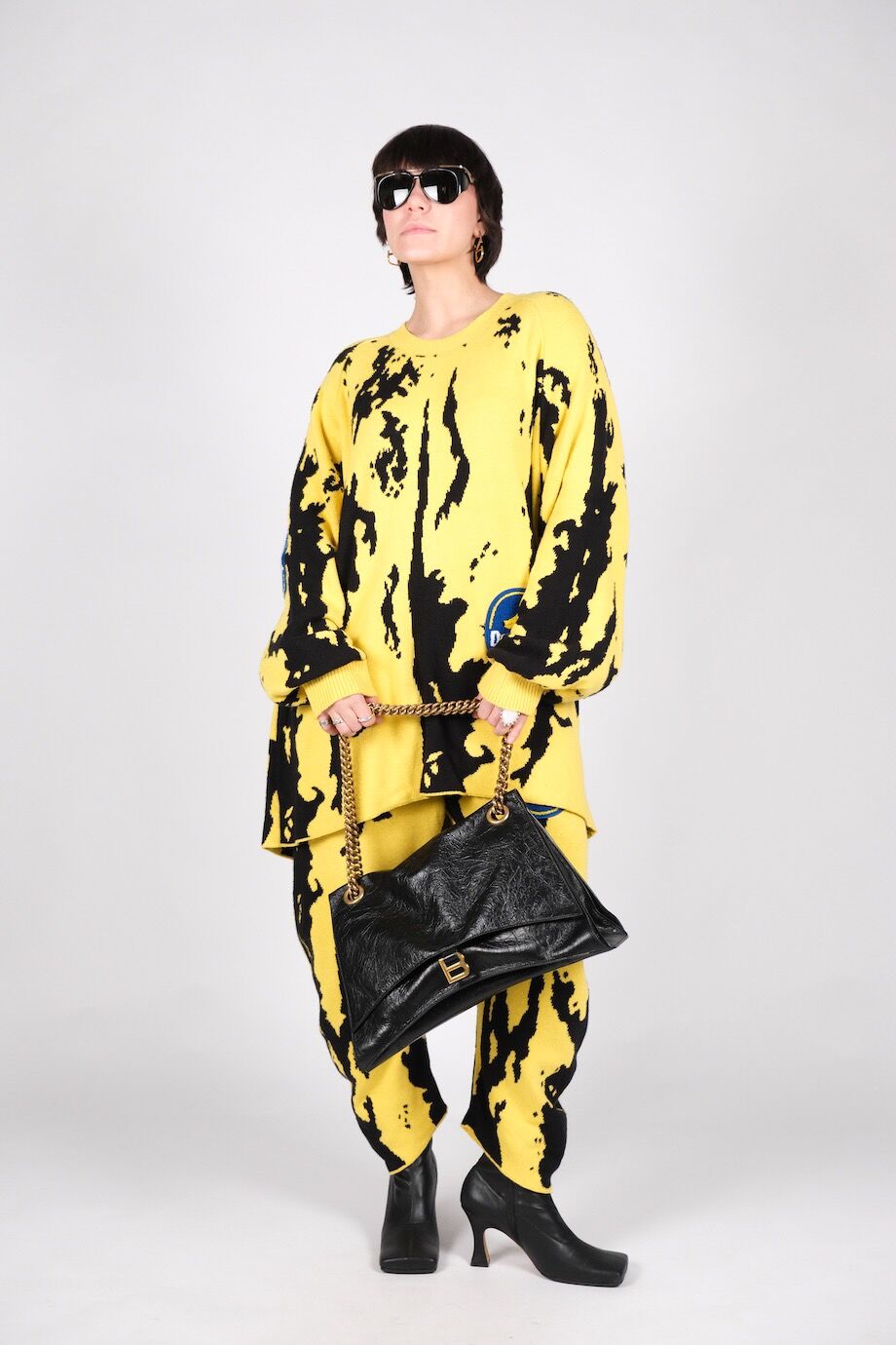 image 1 Костюм черного цвета с желтым принтом