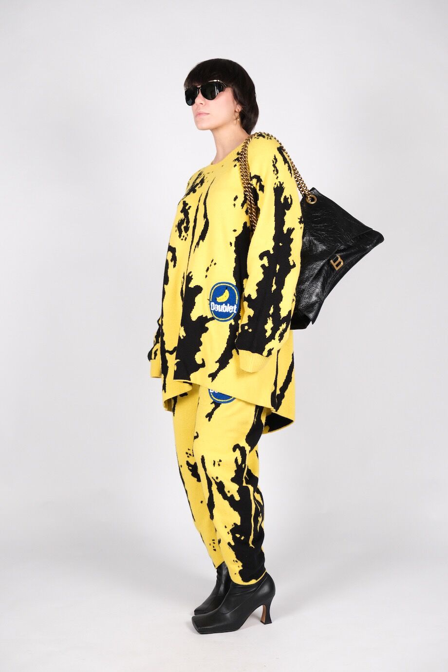 image 2 Костюм черного цвета с желтым принтом