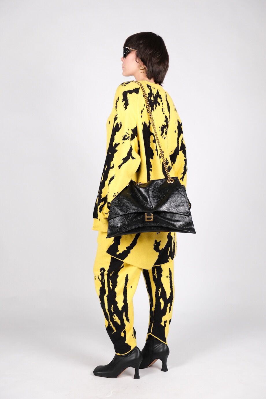 image 3 Костюм черного цвета с желтым принтом