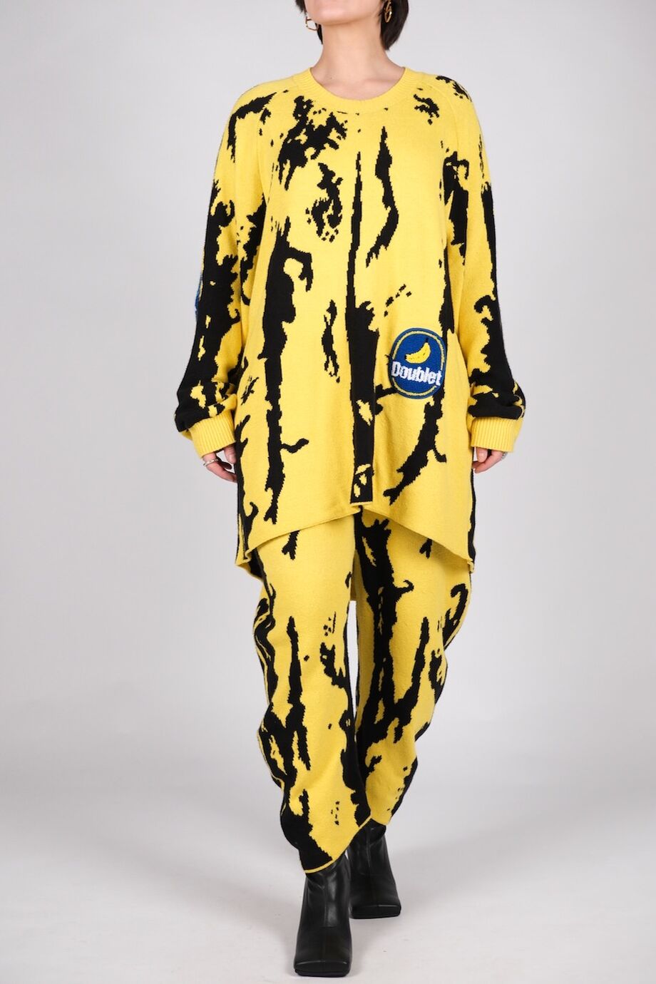 image 4 Костюм черного цвета с желтым принтом