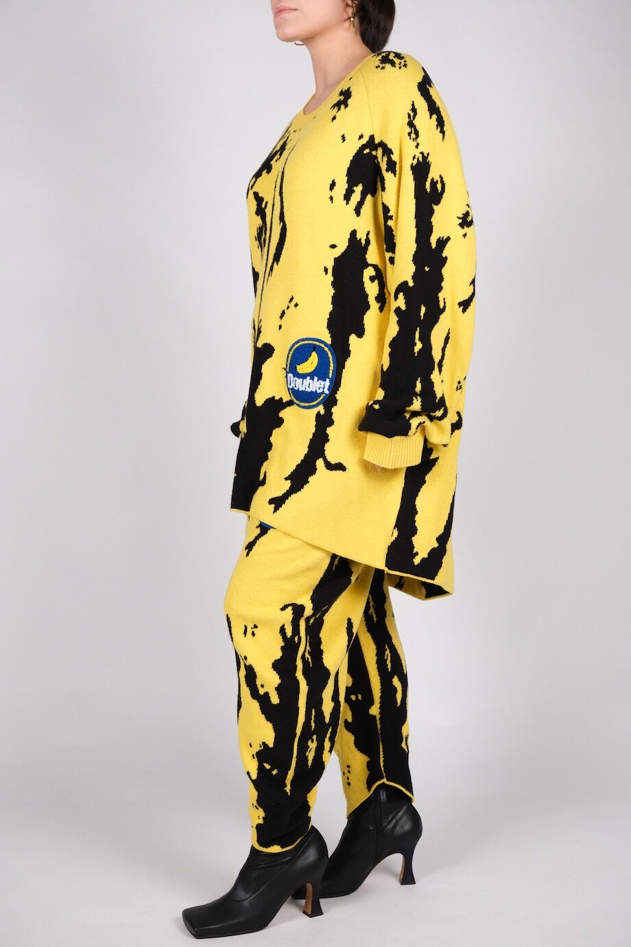 image 5 Костюм черного цвета с желтым принтом