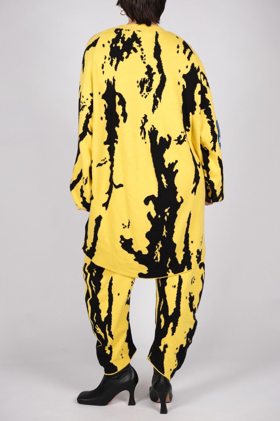 image 6 Костюм черного цвета с желтым принтом