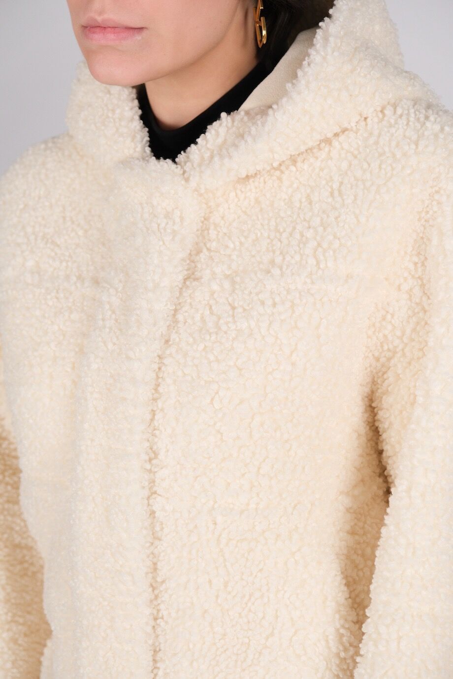 image 4 Шуба белого цвета из искусственного меха