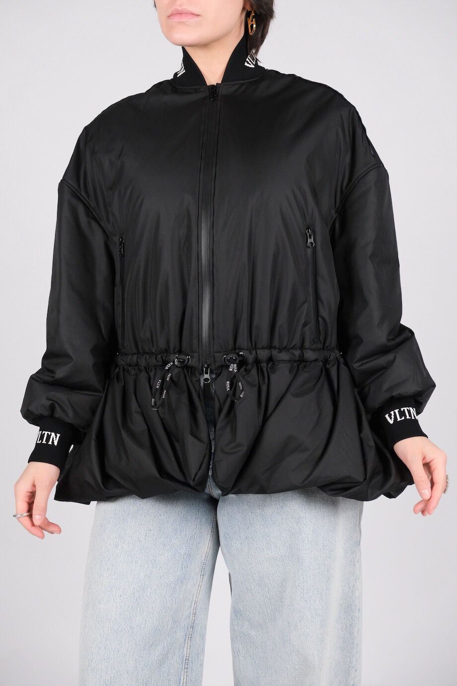 image 1 Бомбер черного цвета с баской и лого