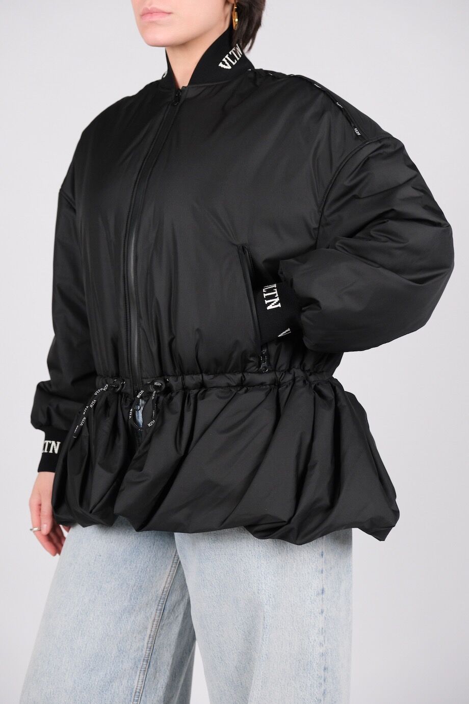 image 2 Бомбер черного цвета с баской и лого