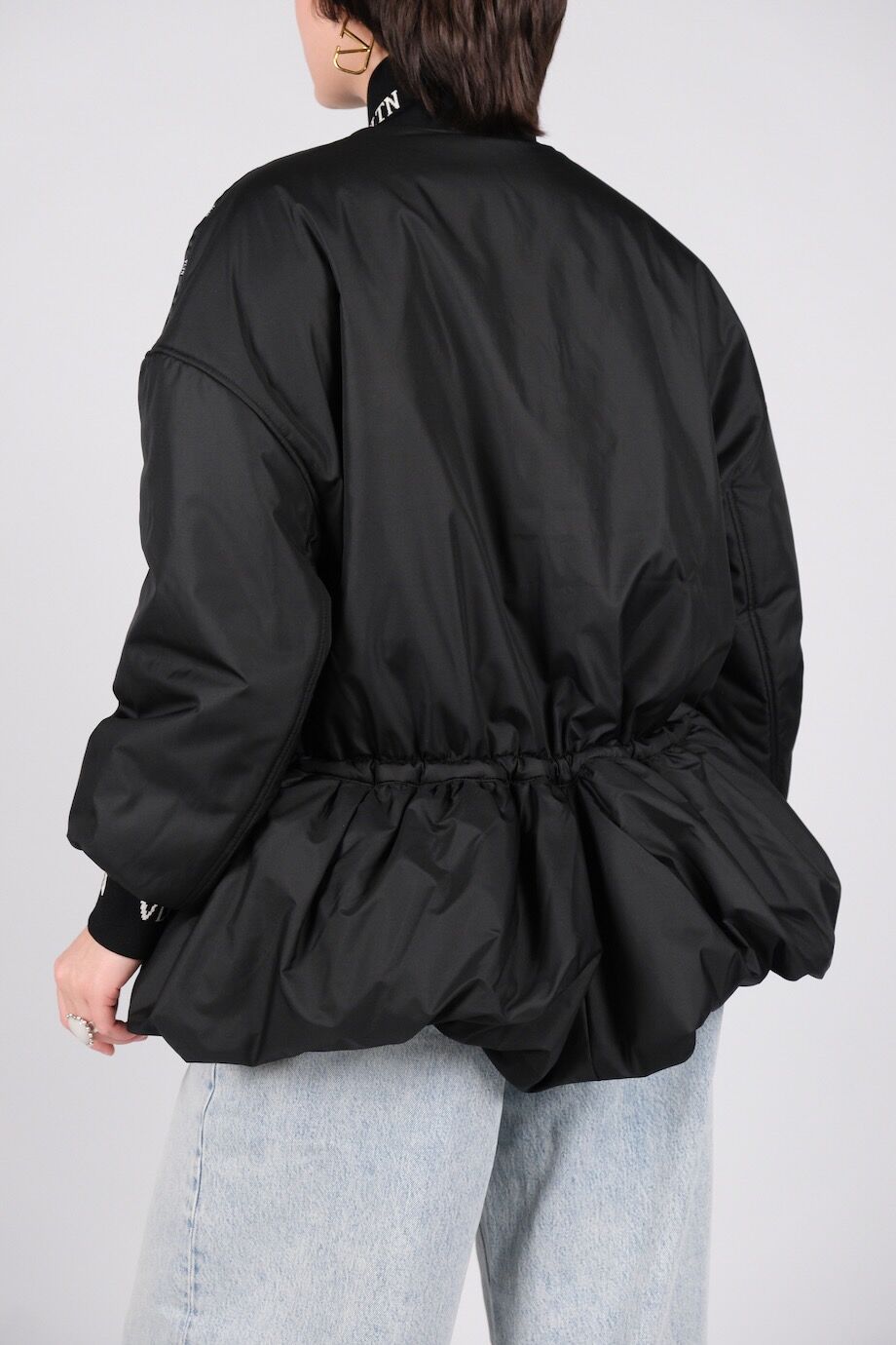 image 3 Бомбер черного цвета с баской и лого