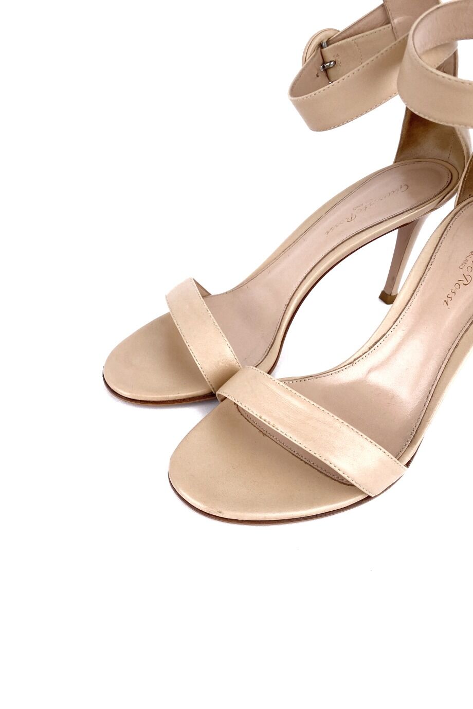 image 3 Босоножки на среднем каблуке бежевого цвета