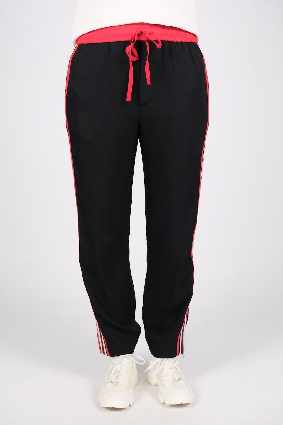 image 2 Брюки черного цвета с красной резинкой и лампасами