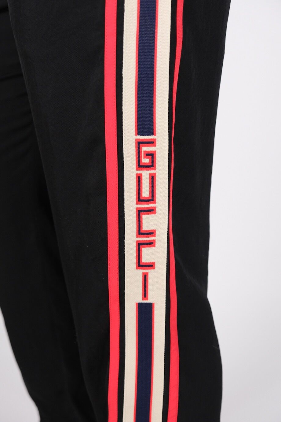 image 5 Брюки черного цвета с красной резинкой и лампасами