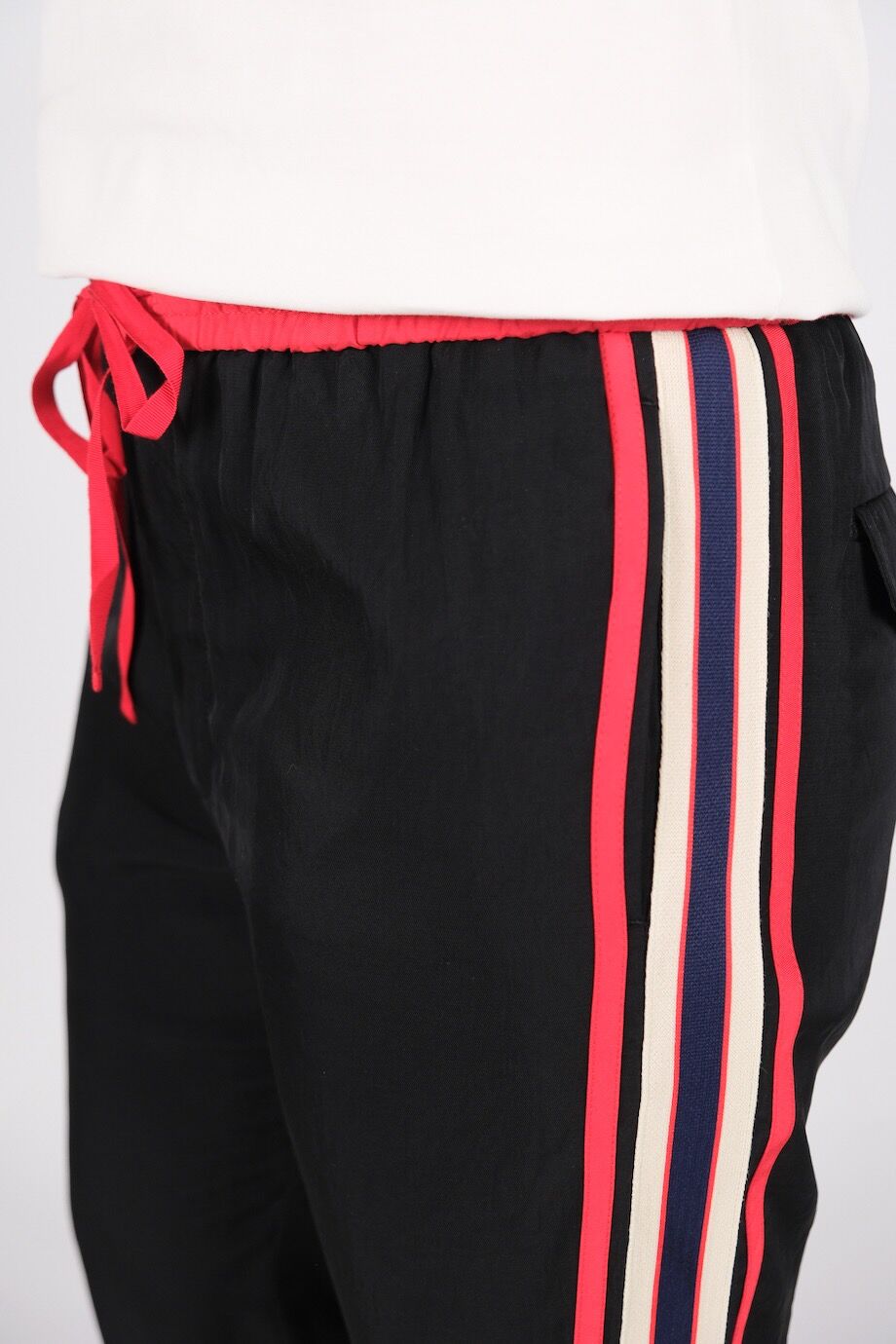 image 6 Брюки черного цвета с красной резинкой и лампасами