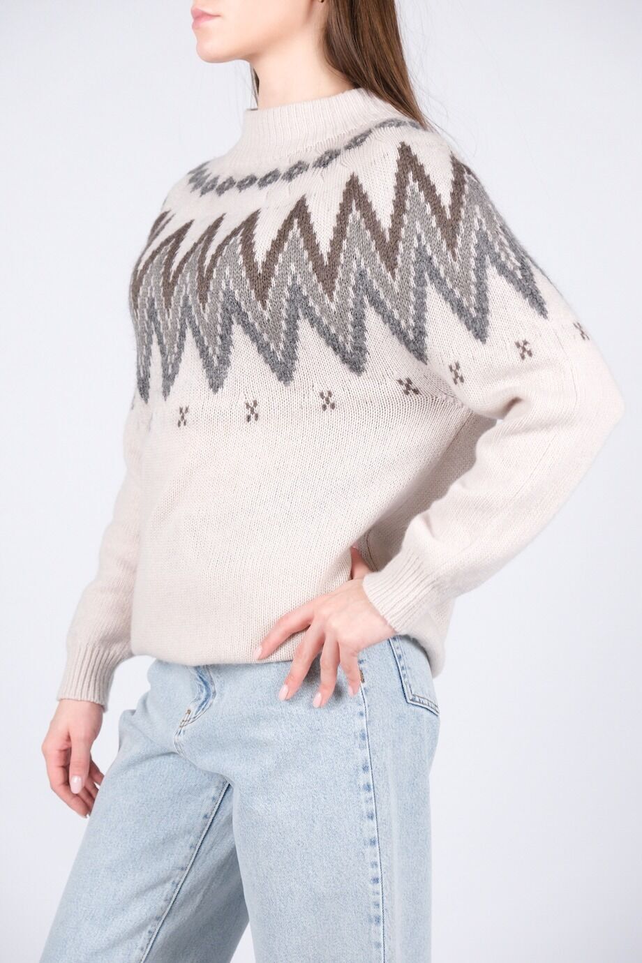 image 2 Свитер серо-бежевого цвета с орнаментом