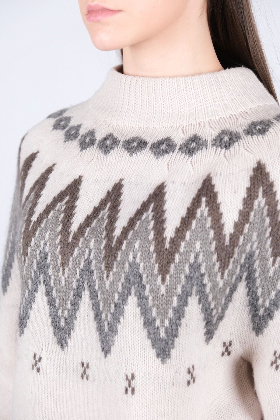image 4 Свитер серо-бежевого цвета с орнаментом
