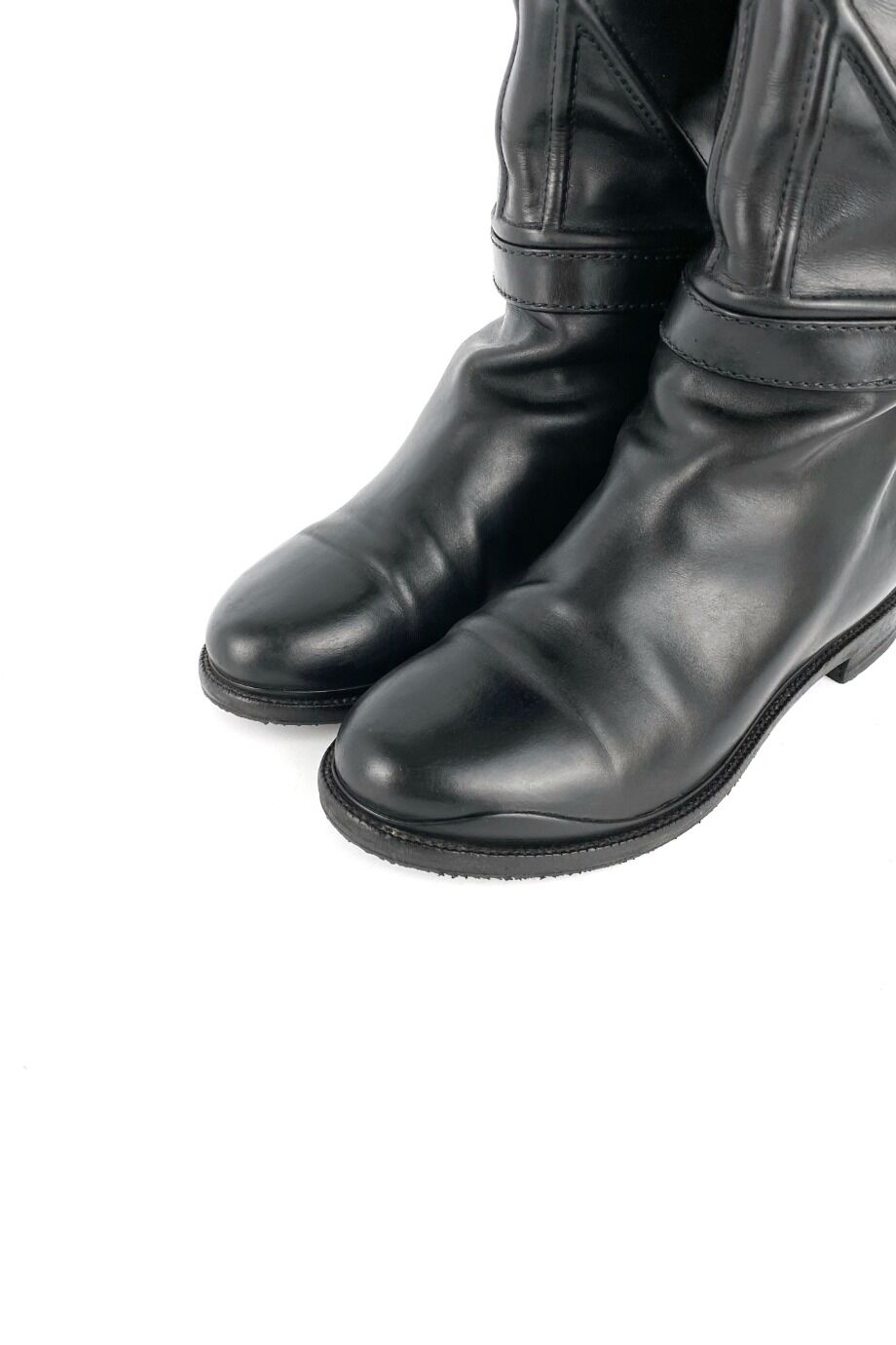 image 3 Сапоги черного цвета с металлической фурнитурой