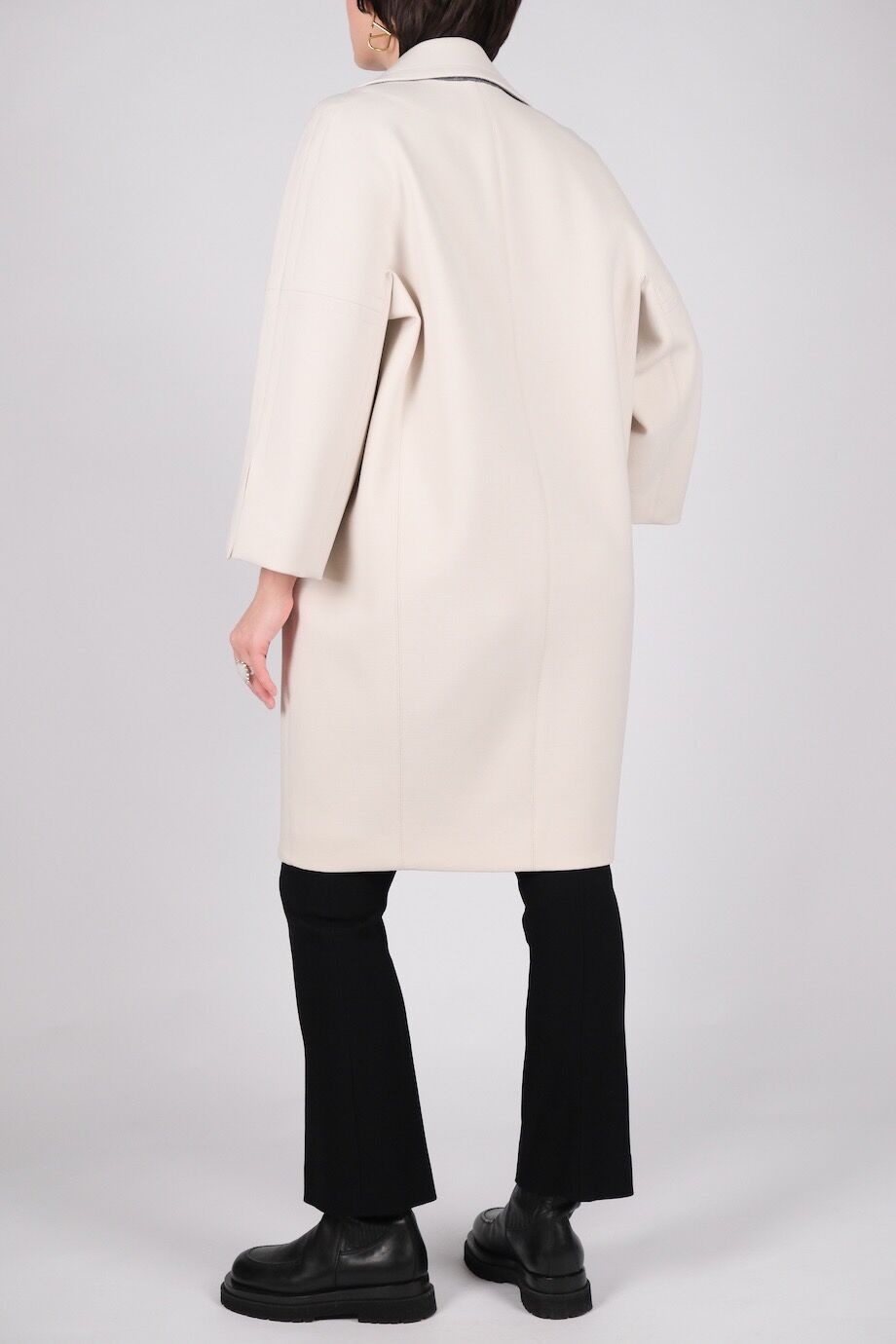 image 2 Пальто молочного цвета на кнопках