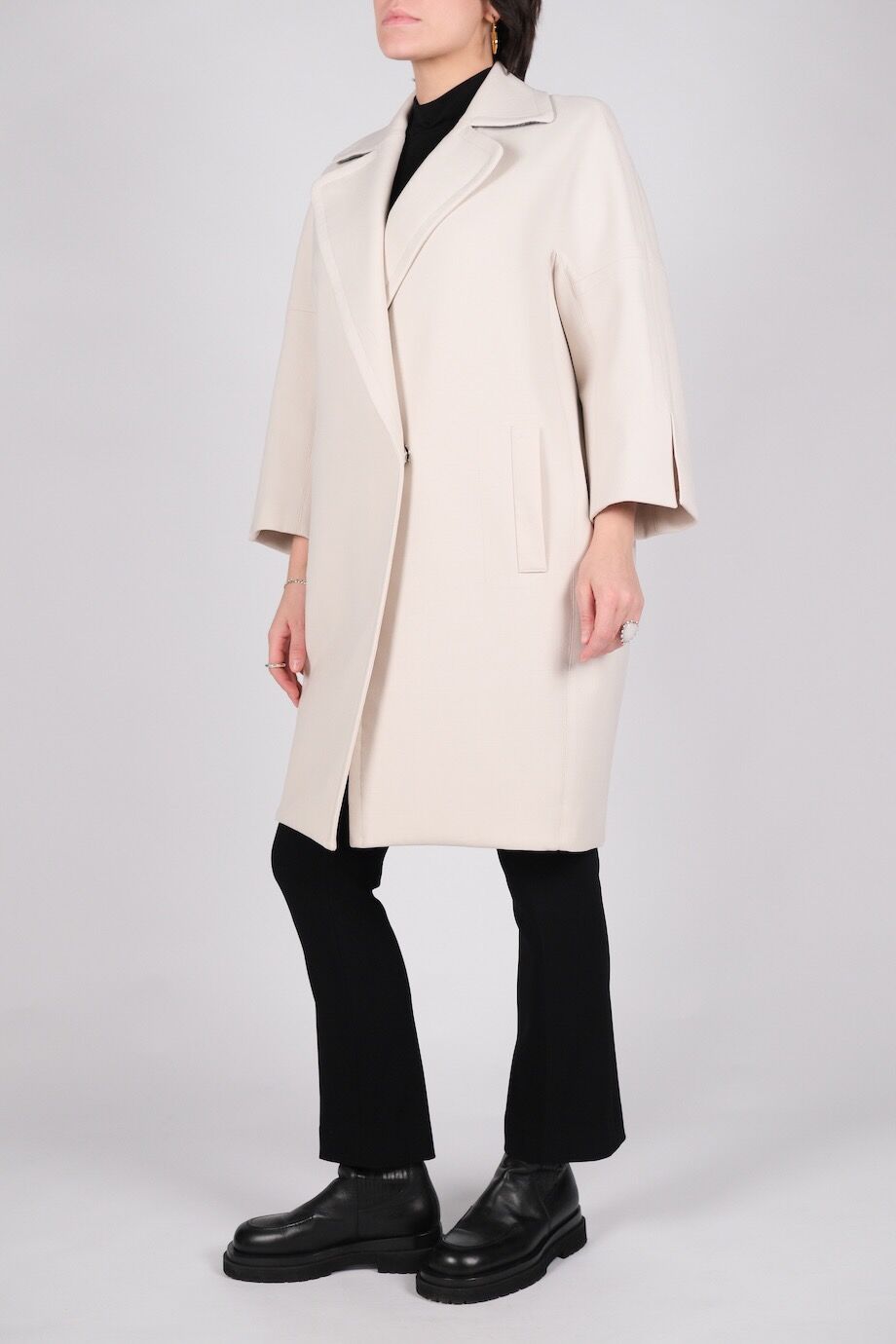 image 3 Пальто молочного цвета на кнопках