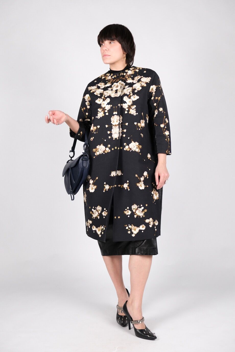 image 3 Плащ черного цвета с цветочным принтом