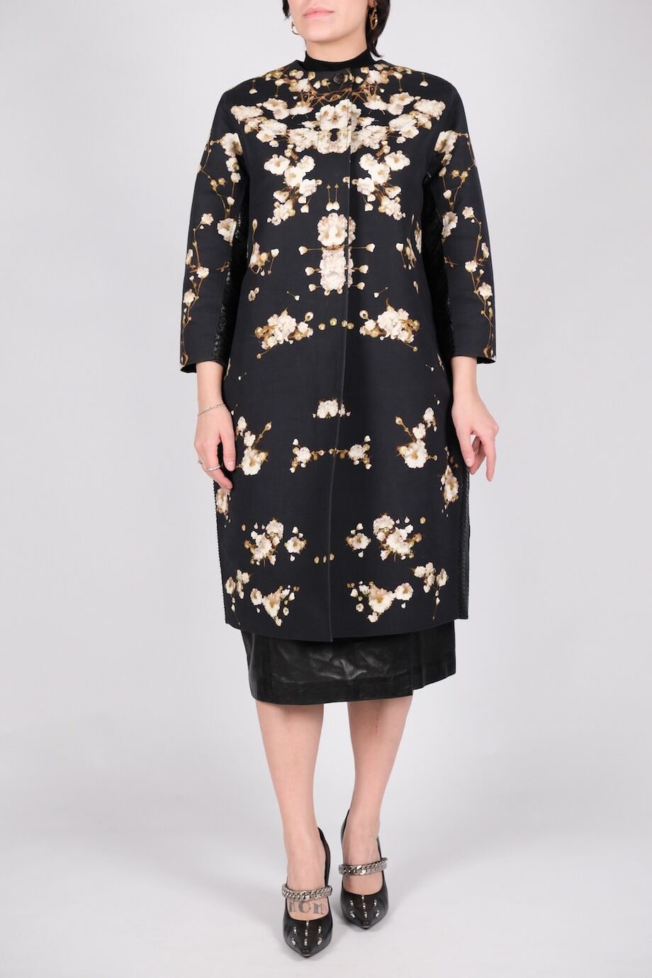 image 4 Плащ черного цвета с цветочным принтом
