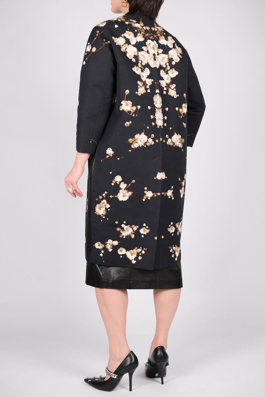 image 6 Плащ черного цвета с цветочным принтом