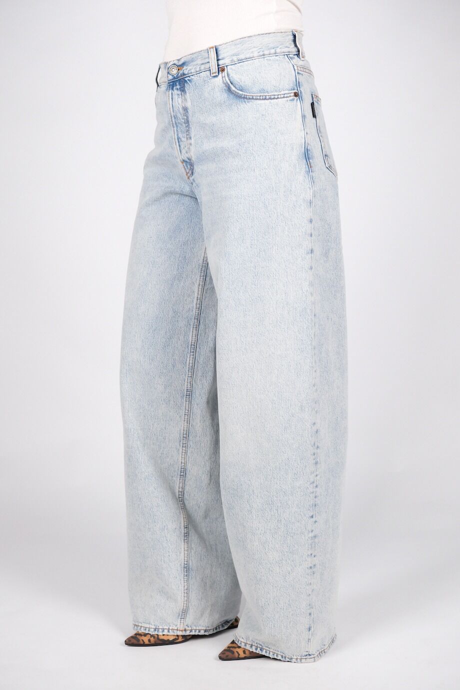 image 3 Джинсы светло-голубого цвета широкого кроя
