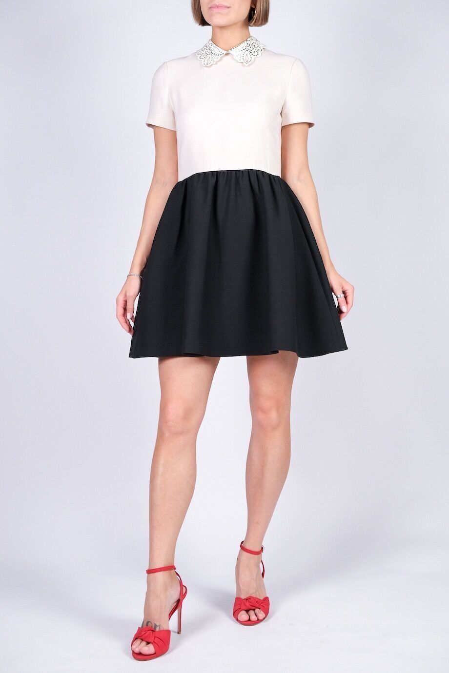 image 1 Платье черное-белое с декором на воротнике