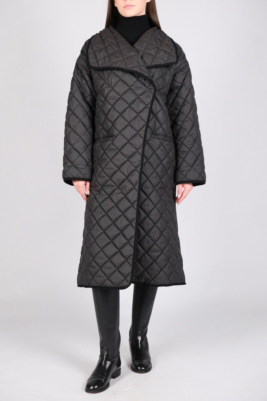 image 1 Стеганное пальто черного цвета