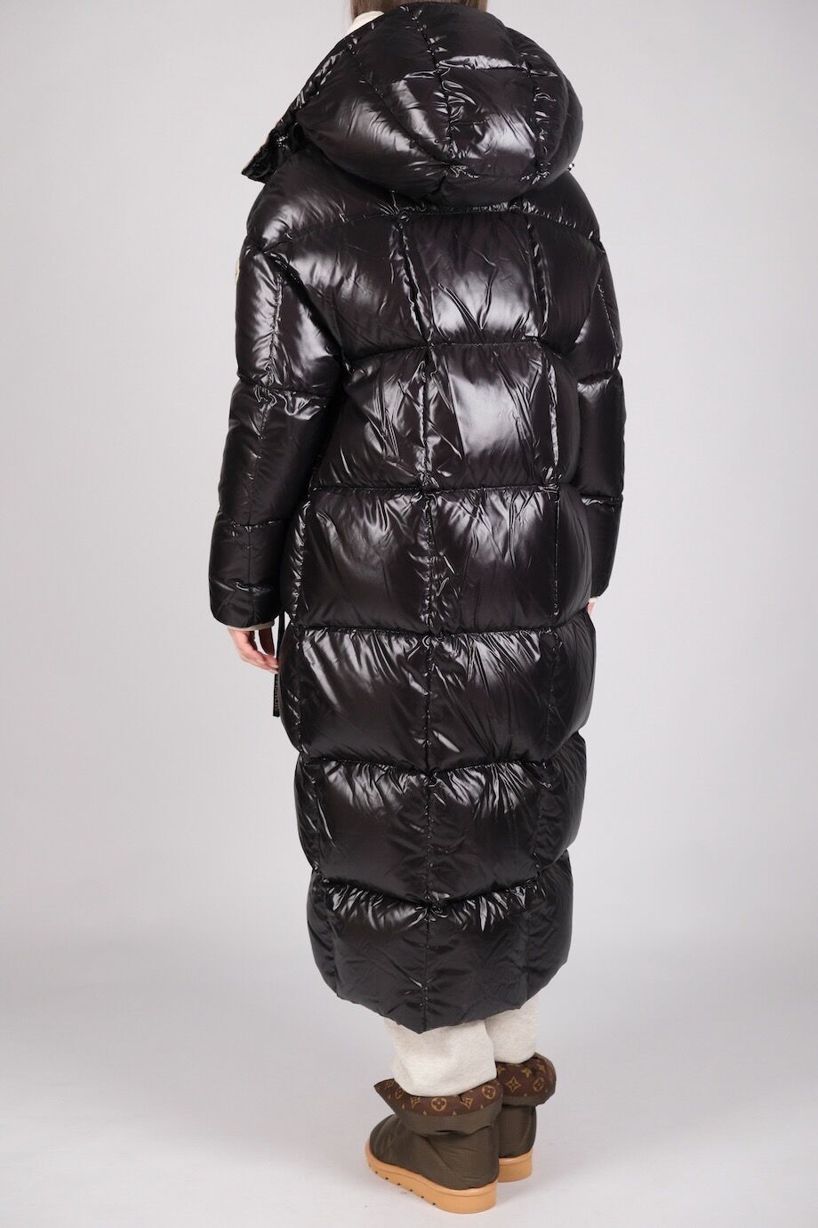 image 3 Длинный пуховик черного цвета на бежевом подкладе