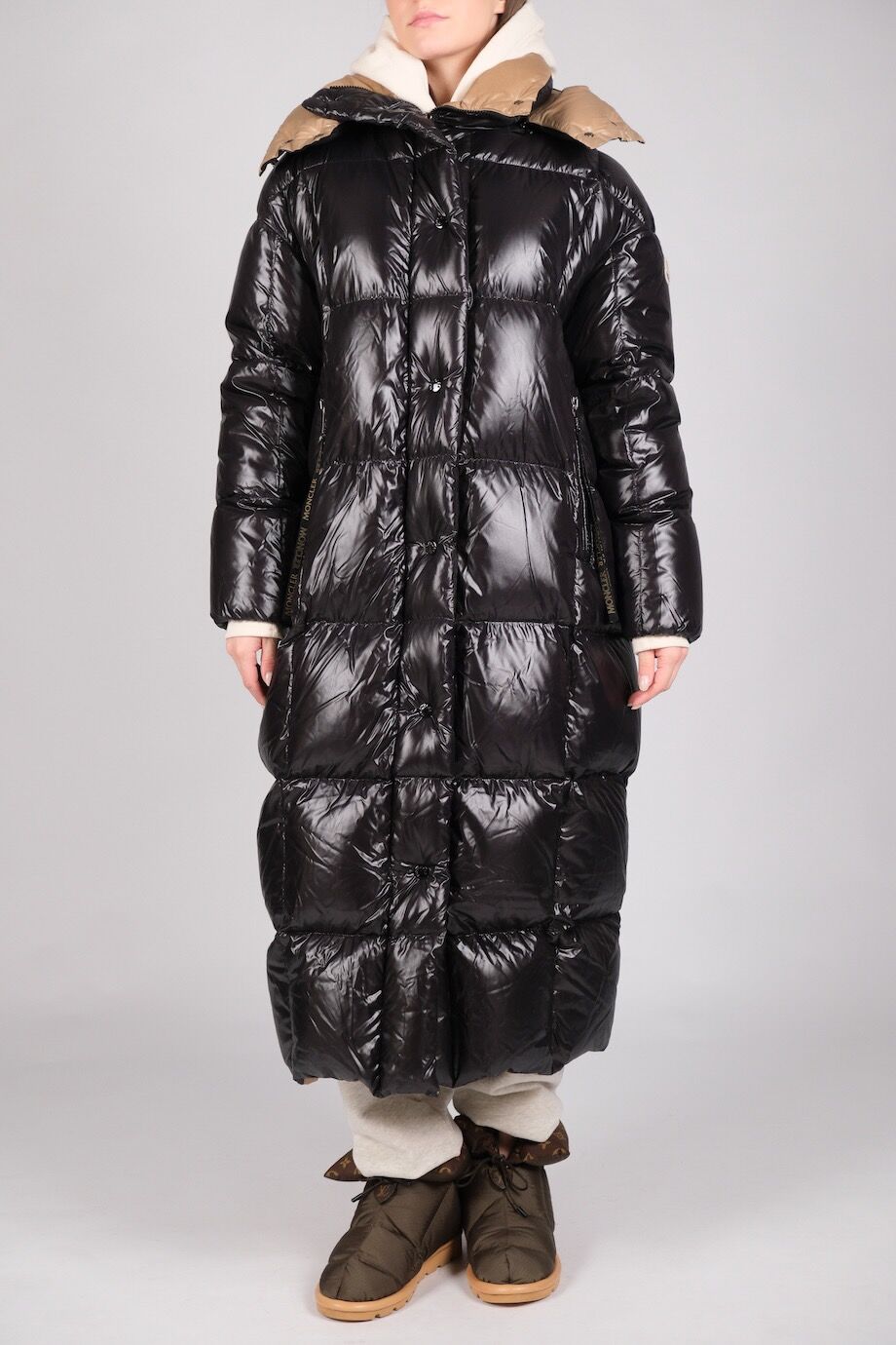 image 1 Длинный пуховик черного цвета на бежевом подкладе