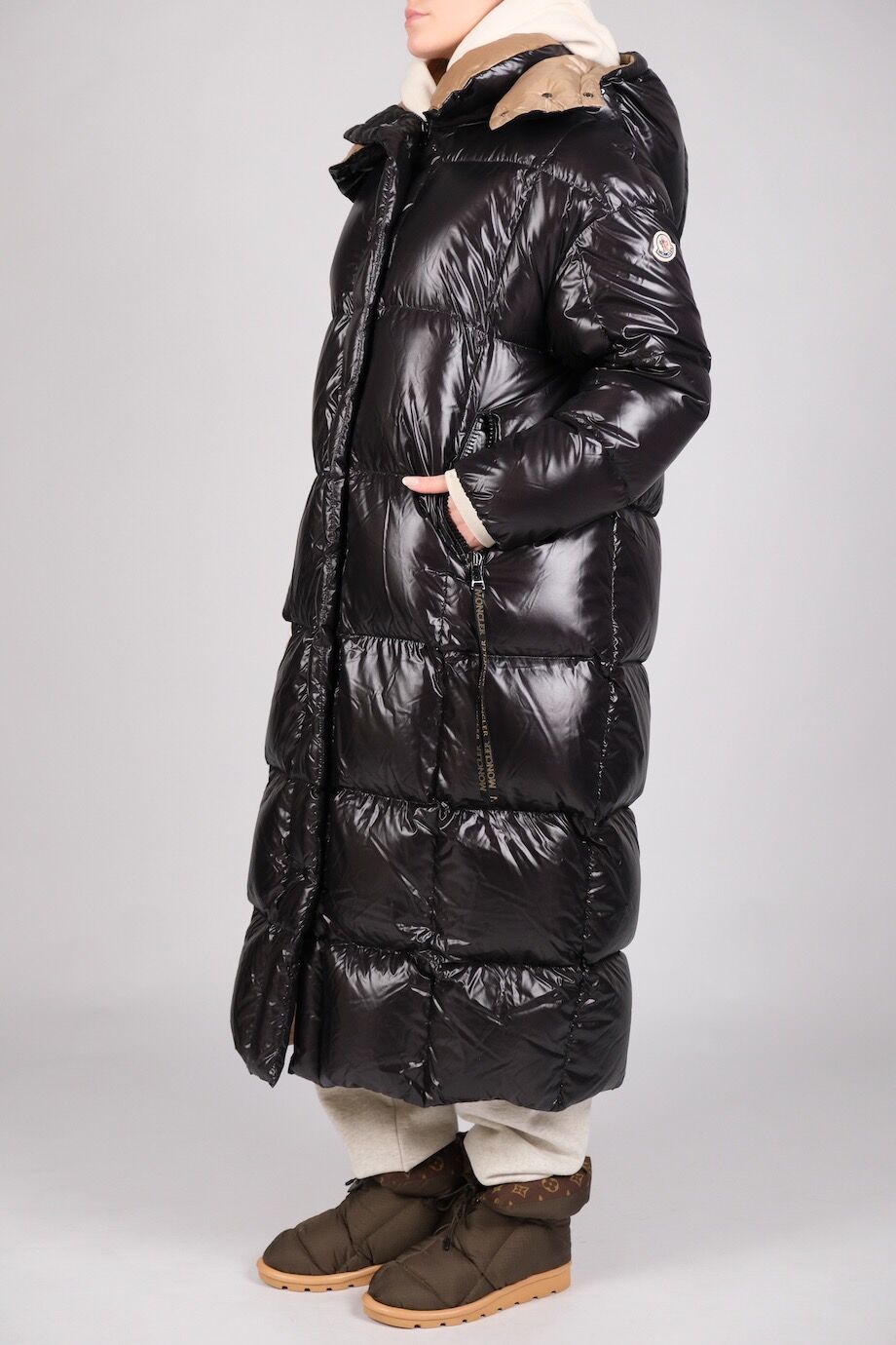 image 2 Длинный пуховик черного цвета на бежевом подкладе