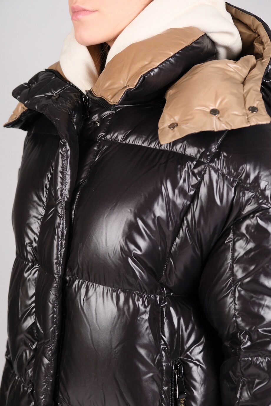 image 5 Длинный пуховик черного цвета на бежевом подкладе