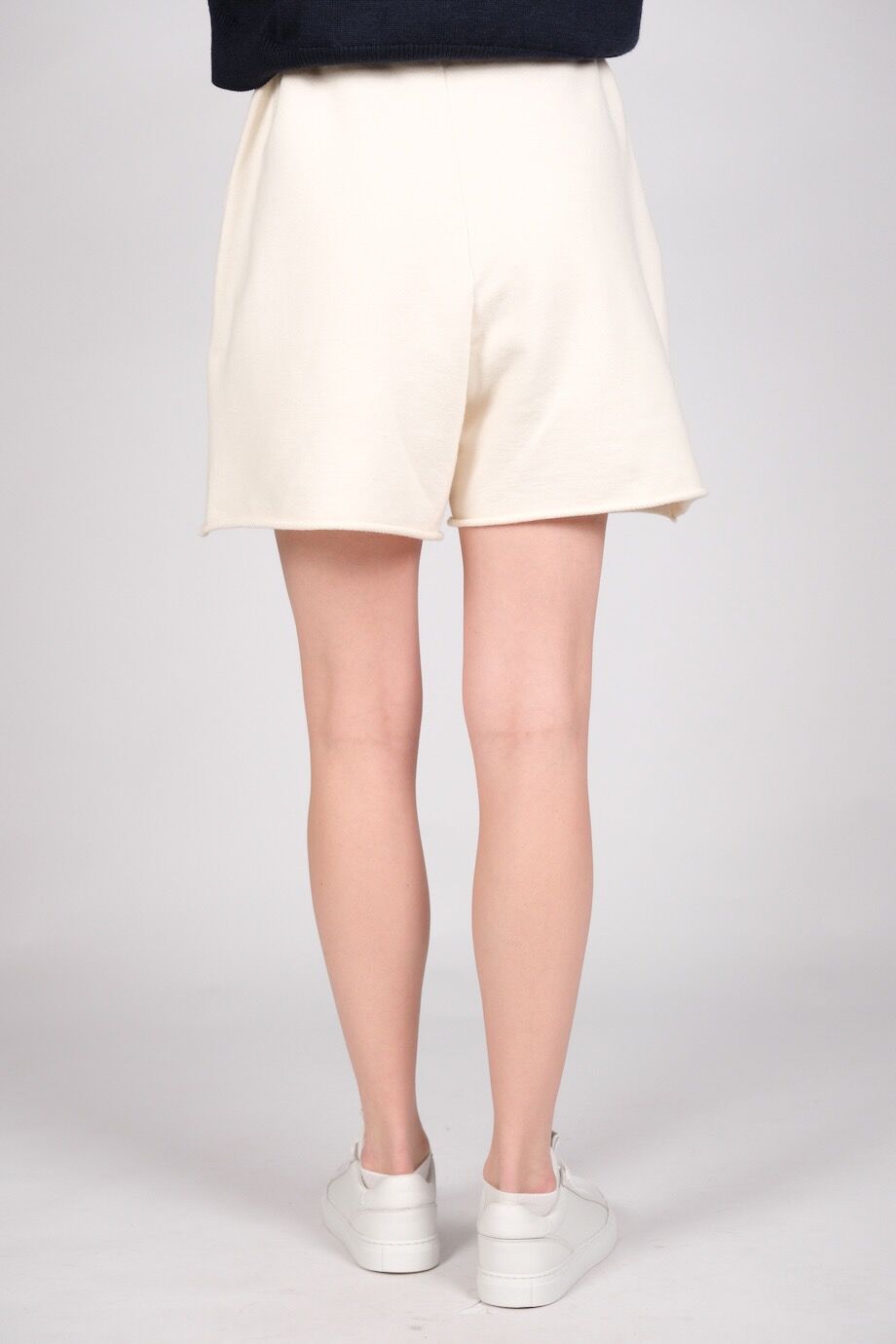 image 5 Трикотажные шорты молочного цвета