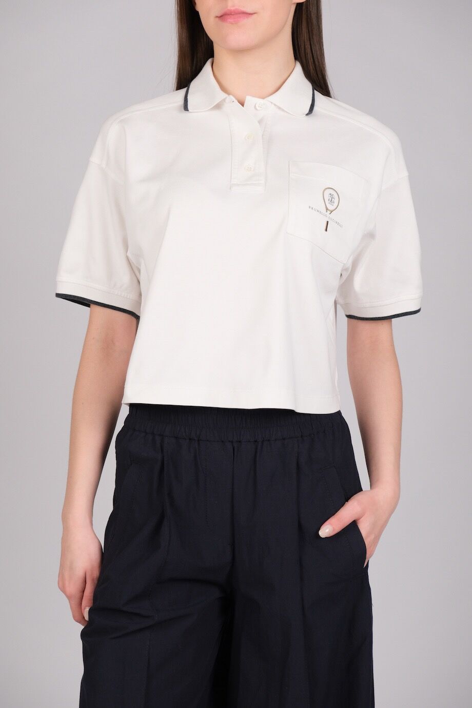 image 1 Поло белого цвета с накладным карманом