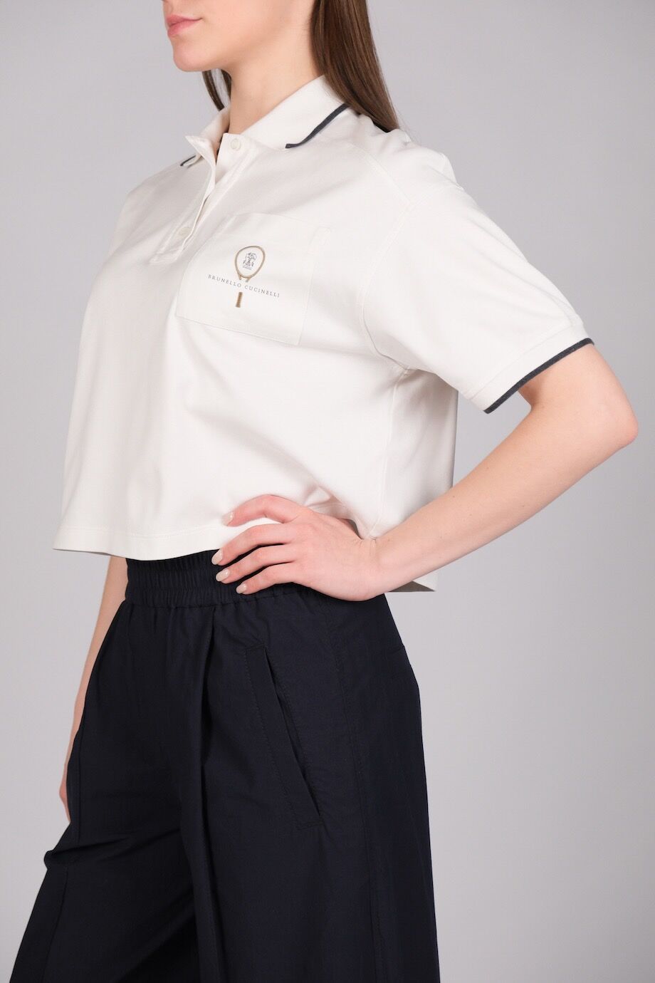 image 2 Поло белого цвета с накладным карманом