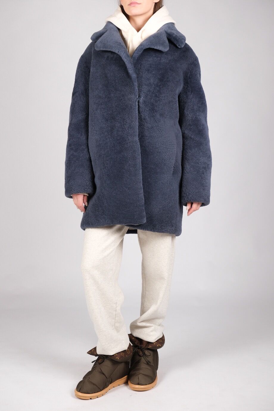 image 2 Шуба из овчины синего цвета