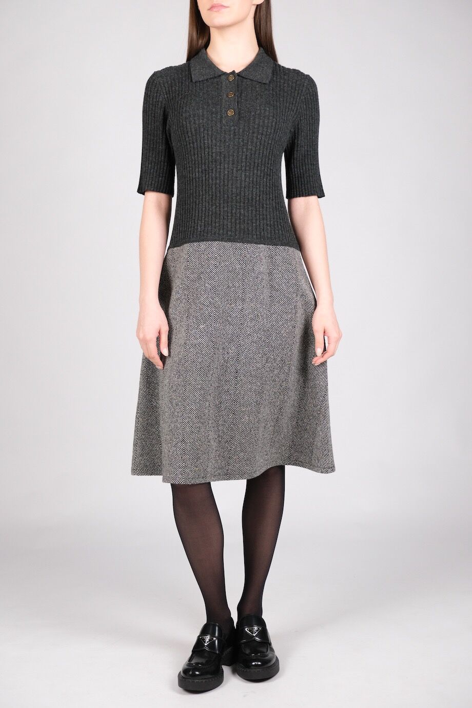 image 1 Комбинированное платье серого цвета