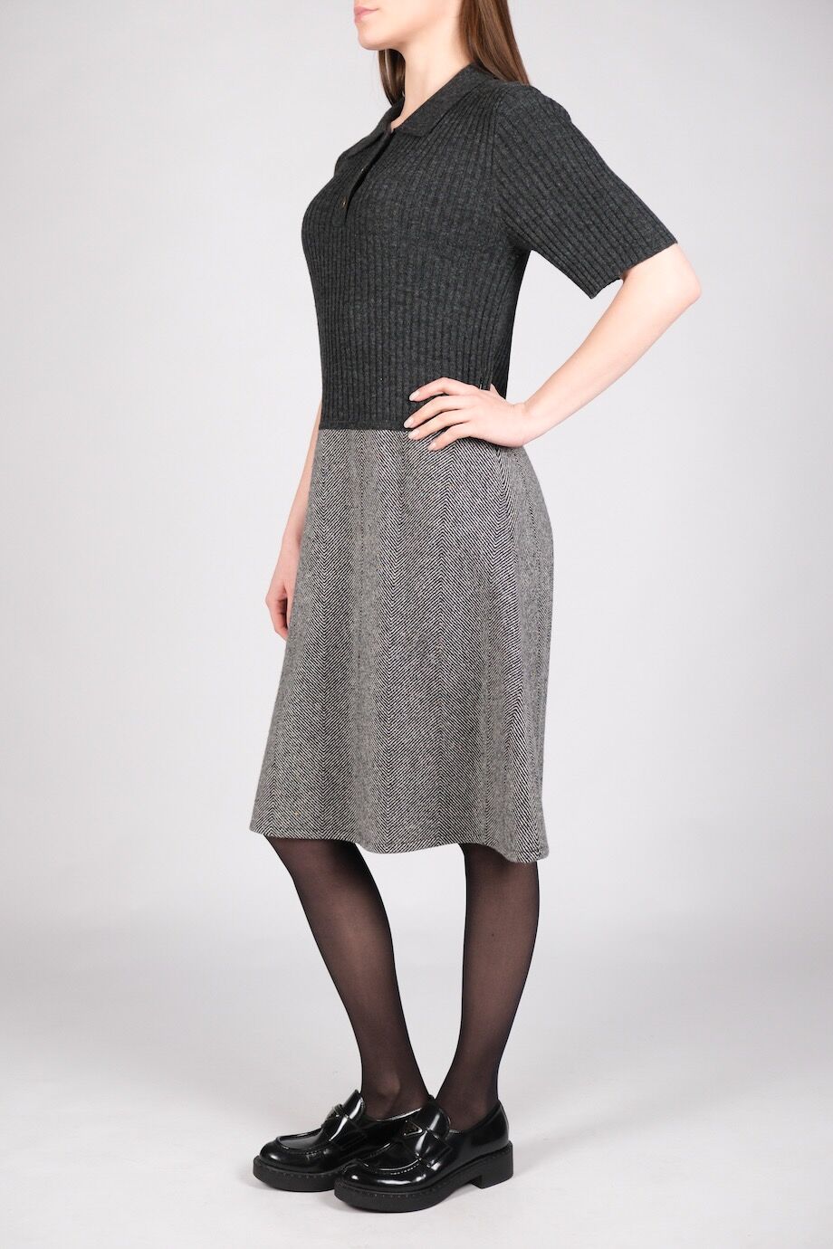 image 2 Комбинированное платье серого цвета