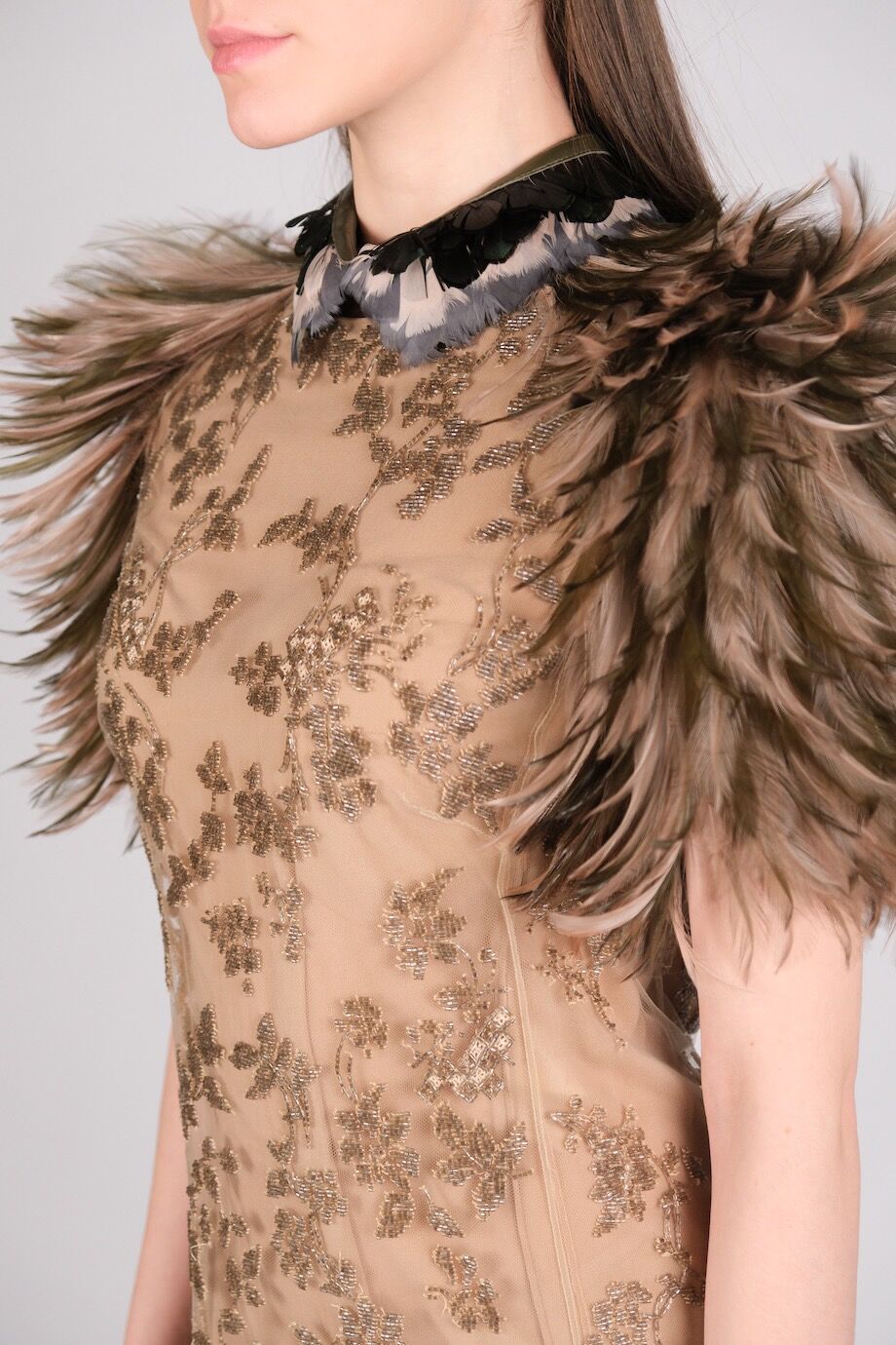 image 4 Платье бежевого цвета с декором из перьев и бисера