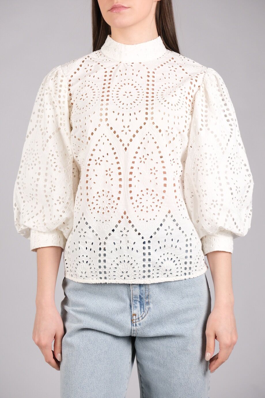 image 1 Хлопковая блуза молочного цвета с вышивкой ришелье