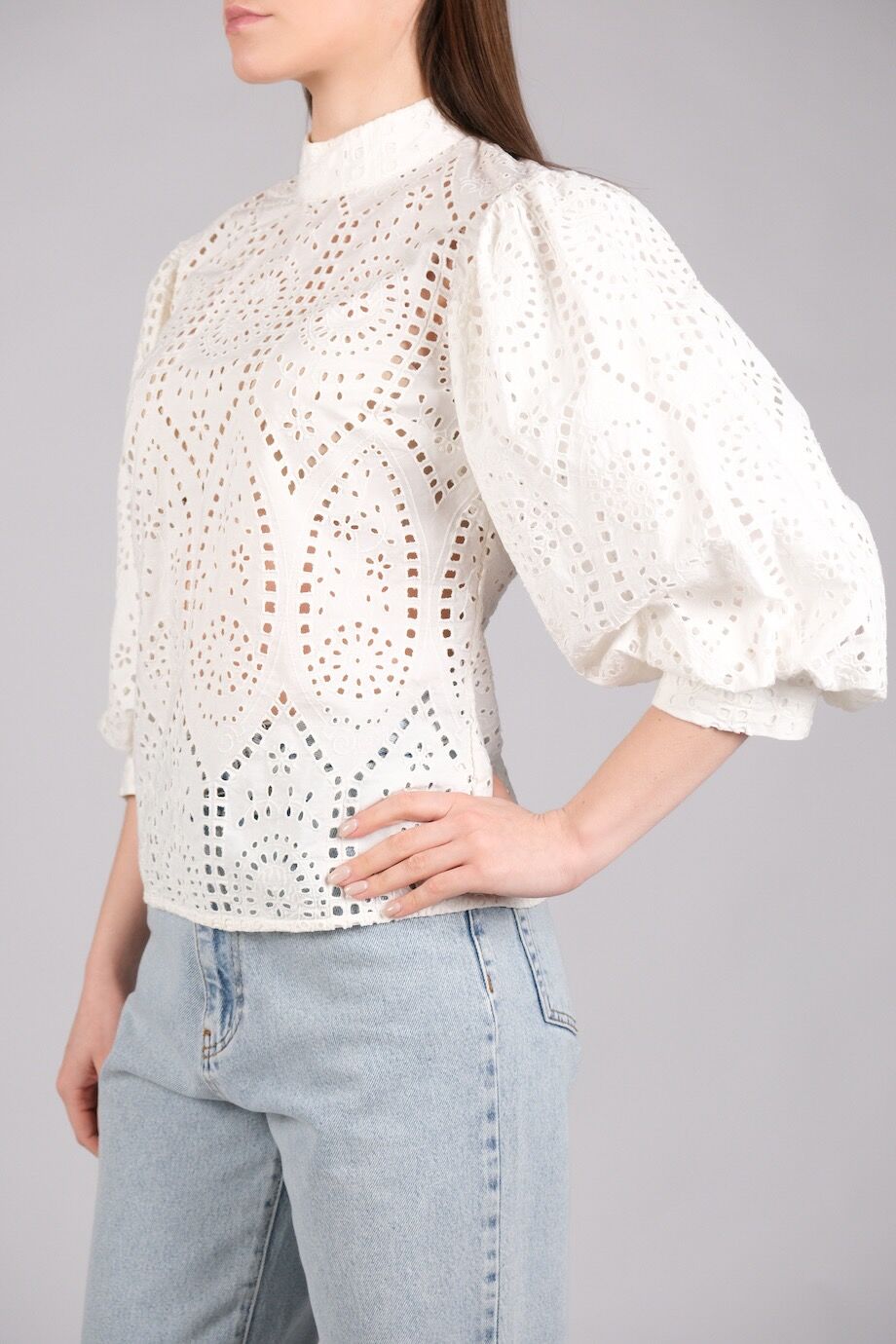 image 2 Хлопковая блуза молочного цвета с вышивкой ришелье