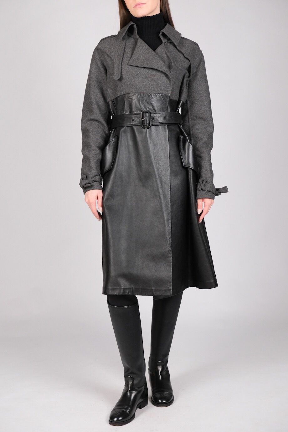 image 1 Комбинированное пальто серого цвета с кожаной вставкой