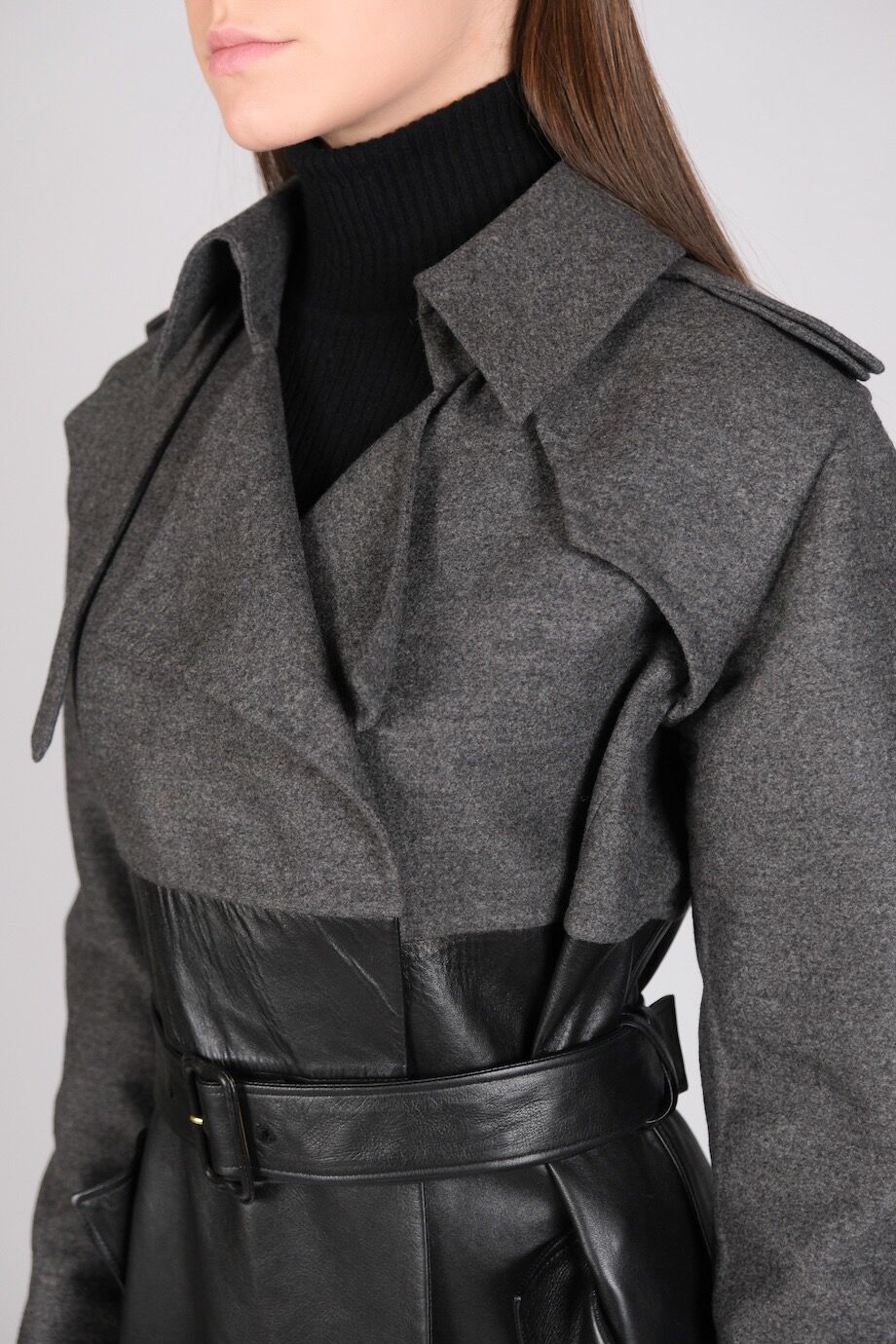 image 4 Комбинированное пальто серого цвета с кожаной вставкой