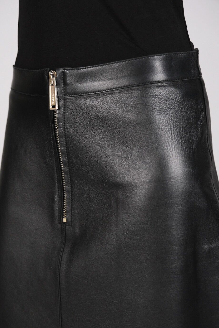 image 5 Кожаная юбка-миди черного цвета