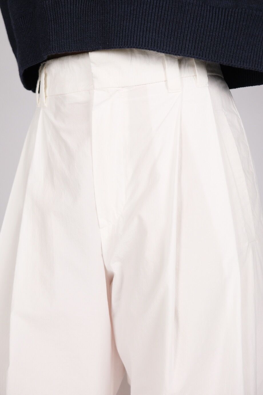 image 4 Брюки с защипами белого цвета