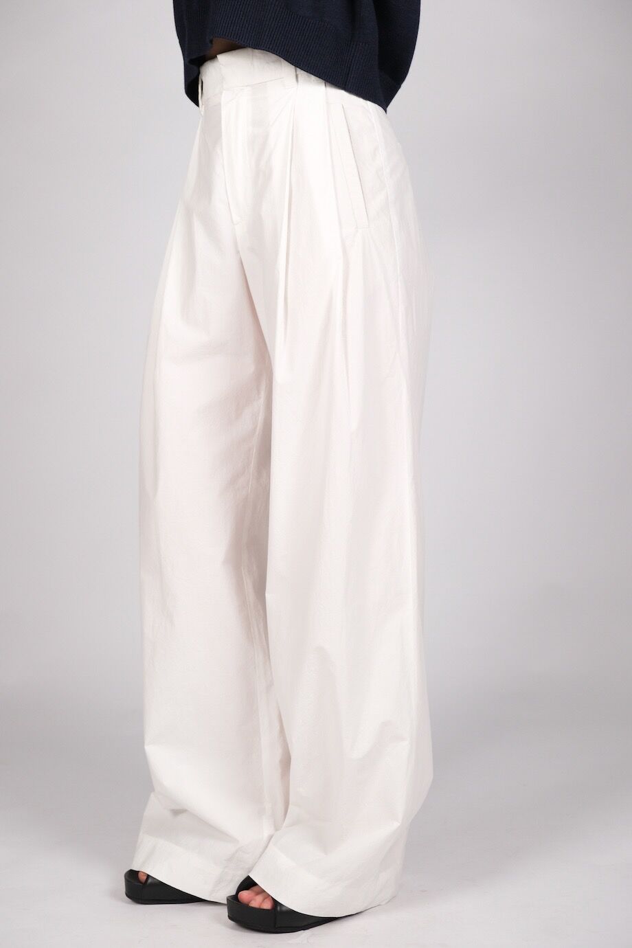 image 3 Брюки с защипами белого цвета