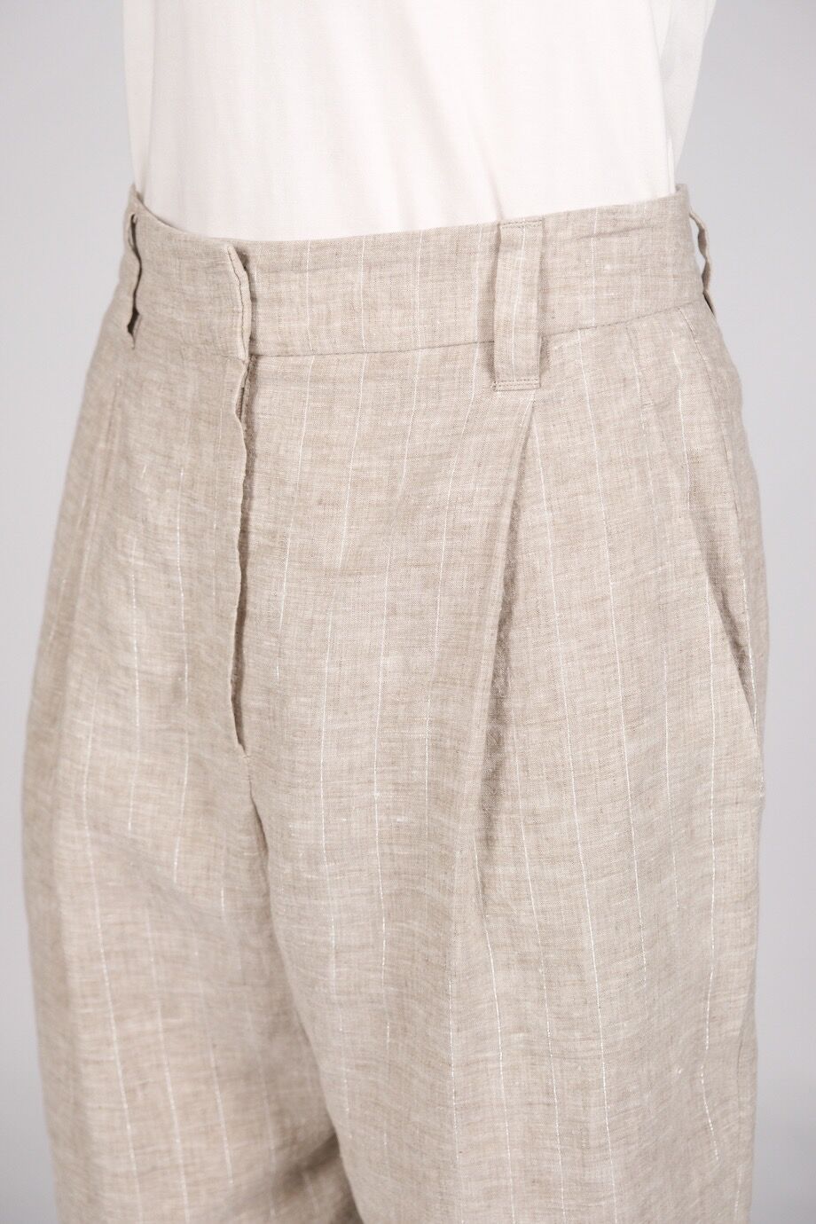 image 7 Льняные брюки серо-бежевого цвета в полоску