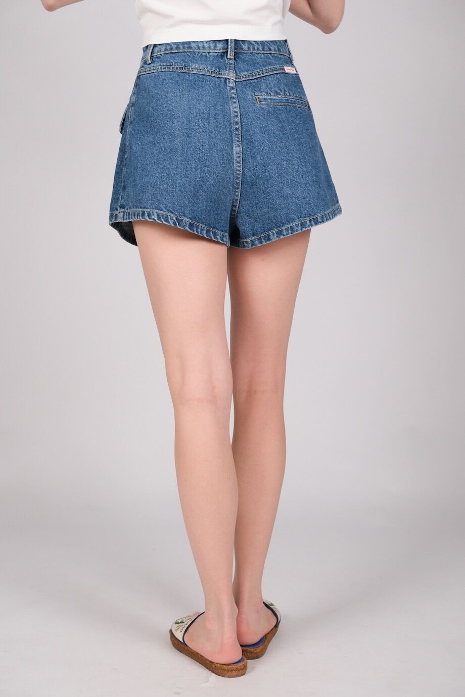 image 4 Джинсовые шорты с накладными карманами