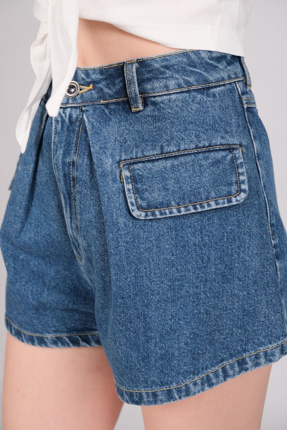 image 5 Джинсовые шорты с накладными карманами