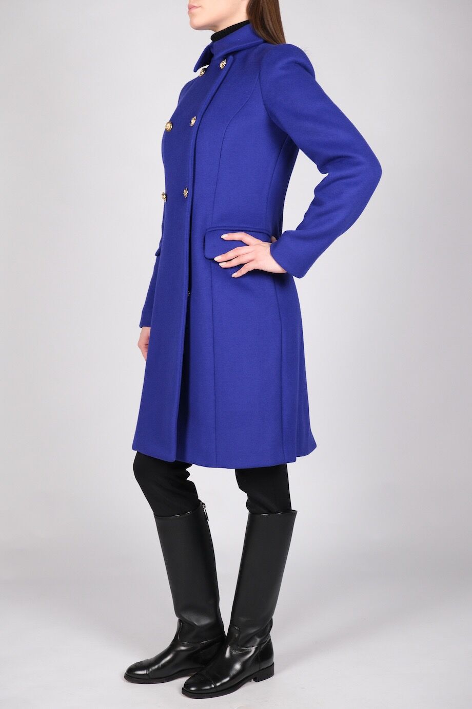 image 2 Пальто фиолетового цвета с золотыми пуговицами